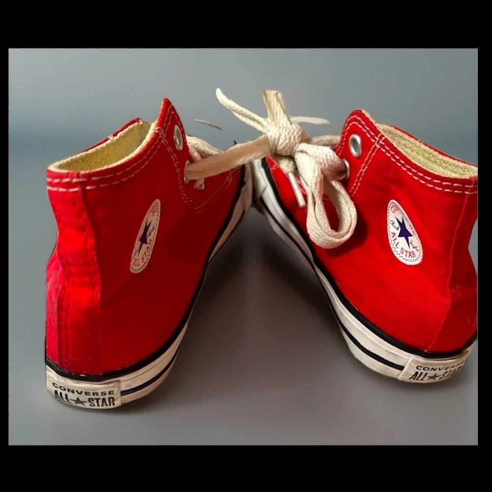 RED CHUCK TAYLOR ALL STAR HIGH TOPS Converse Classic Canvas W//Star Logo Sneaker